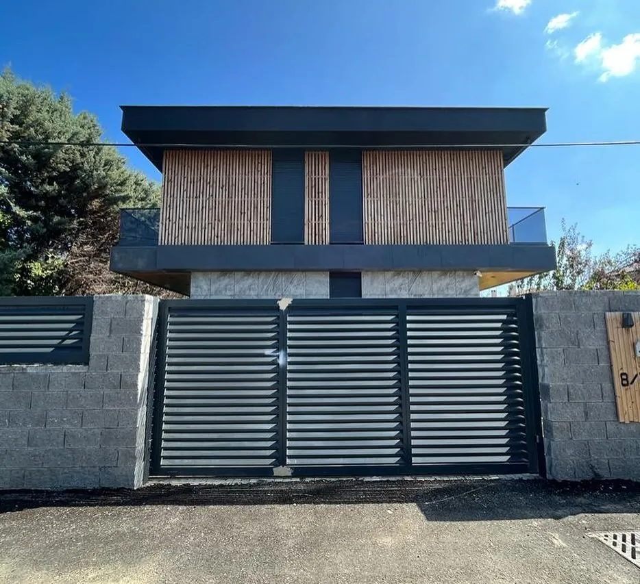 Ahmetli Havuzlu Villa, Ahmetli, Şile – sokak cephesi ve giriş kapısı (fotoğraf)