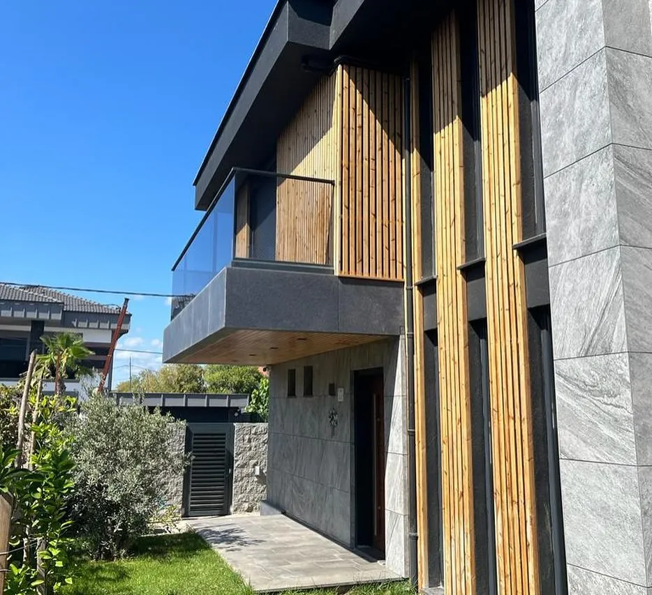 Ahmetli Havuzlu Villa, Ahmetli, Şile – ahşap lameller ve cam korkuluklu balkon (fotoğraf)