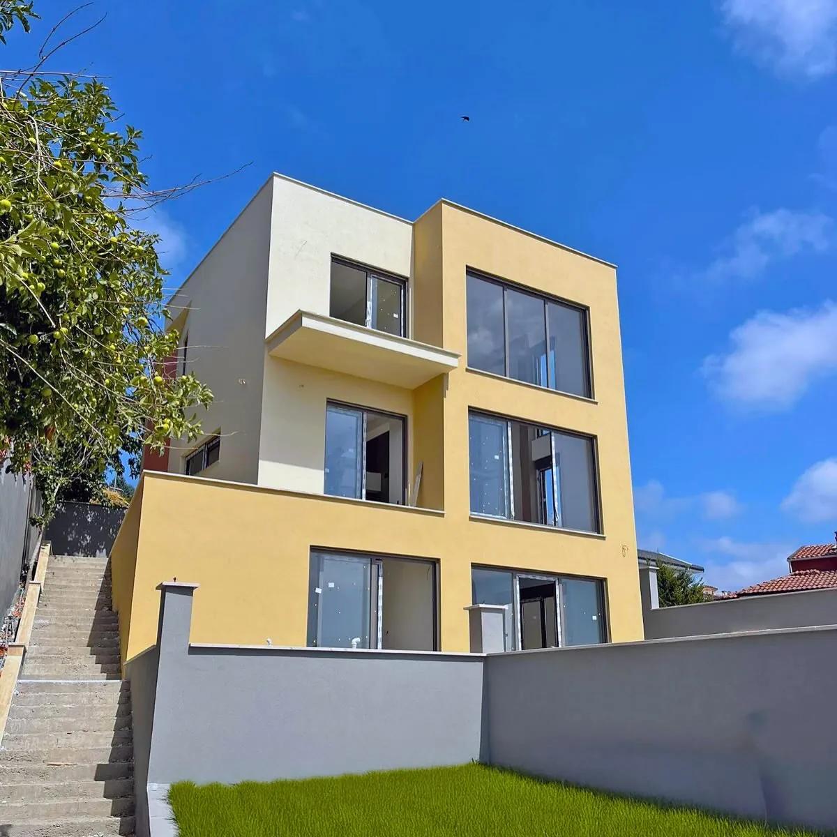 Çavuş 302/15 Evi, Çavuş, Şile – tamamlanan ev: renkli kütleler ve bahçe merdiveni (fotoğraf)