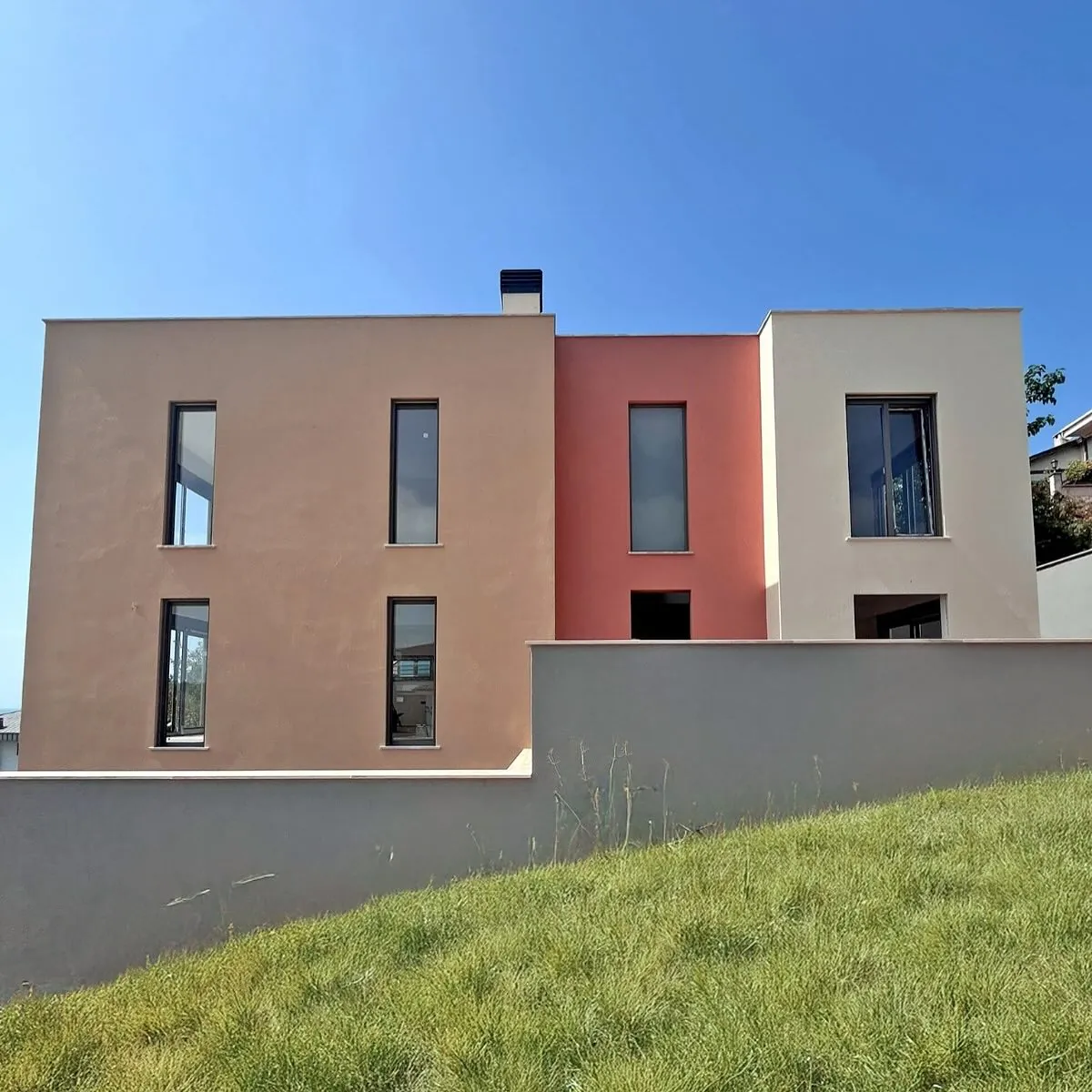 Çavuş 302/15 Evi, Çavuş, Şile – istinat duvarı üzerinde yükselen kütleler (fotoğraf)