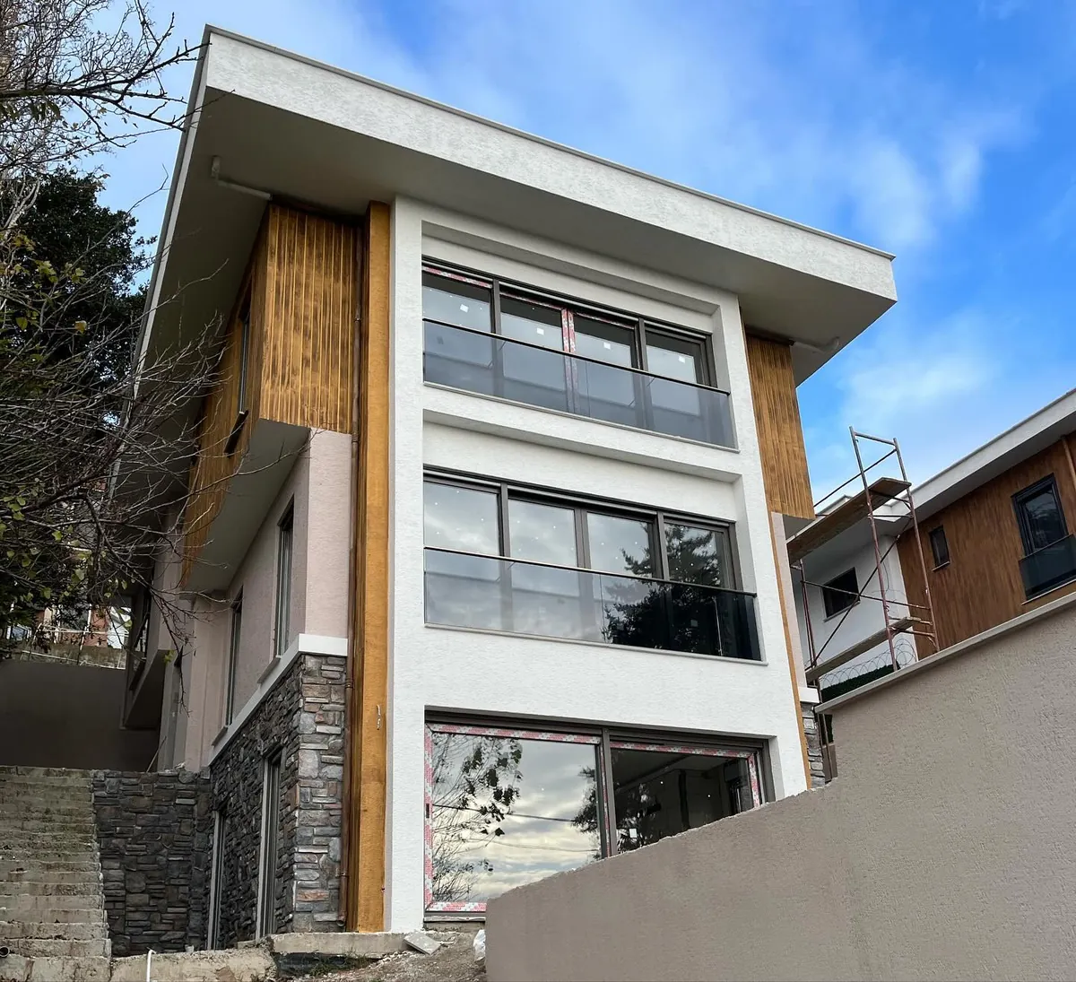 Çavuş Yamaç Evi, Çavuş, Şile – uygulanan yapı: beyaz çerçeveler, ahşap ve taş kaide (fotoğraf)