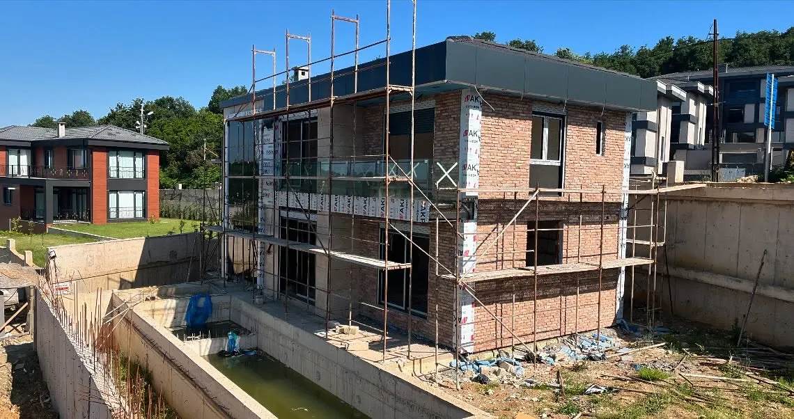 Çayırbaşı Tuğla Cepheli Villa, Çayırbaşı, Şile – şantiyeden fotoğraf: tuğla örgülü cephe ve iskele (fotoğraf)