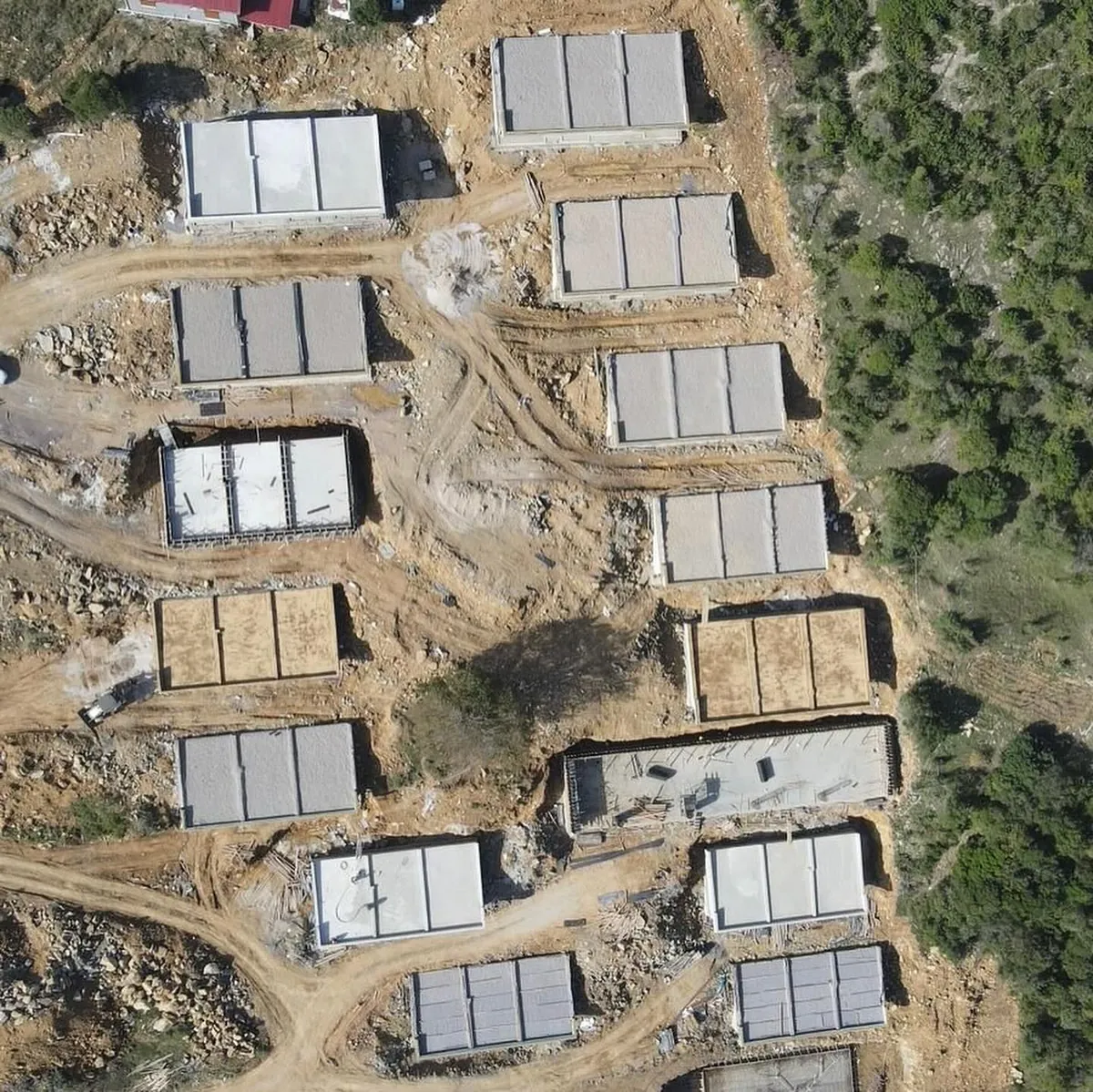 Roots & Roofs, Sortullu, Şile – şantiyeden drone fotoğrafı: eğim boyunca yerleşen yapılar (fotoğraf)