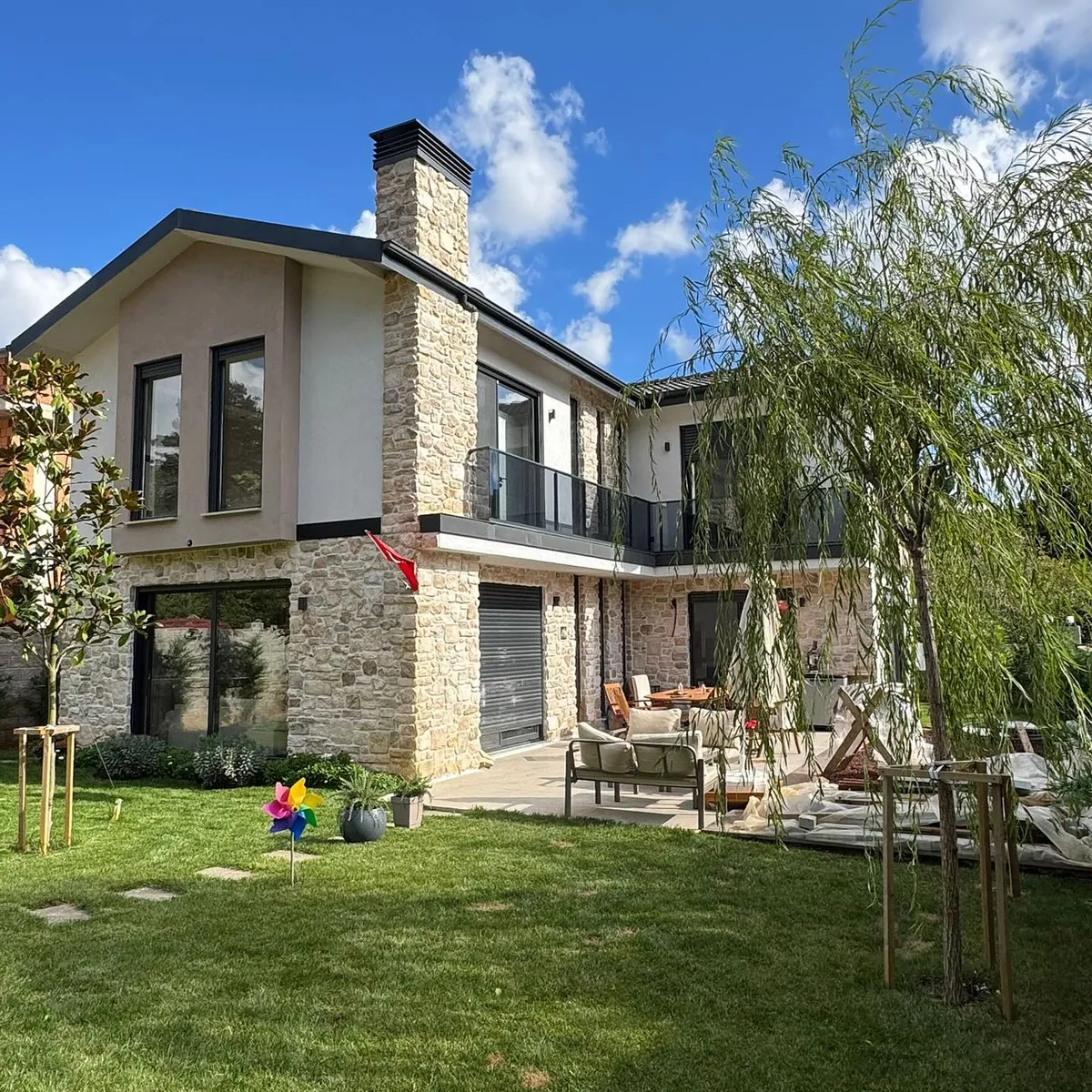 Satmazlı Evi, Satmazlı, Şile – tamamlanan ev: taş baca, taş kaide ve teras (fotoğraf)