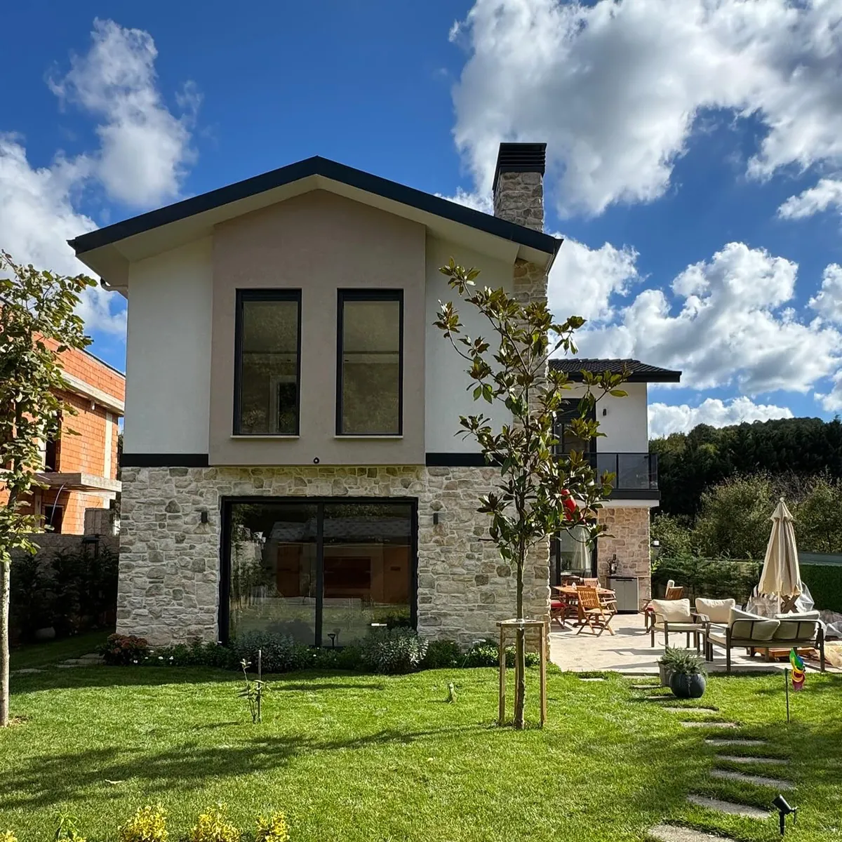 Satmazlı Evi, Satmazlı, Şile – tamamlanan evin bahçe cephesi (fotoğraf)
