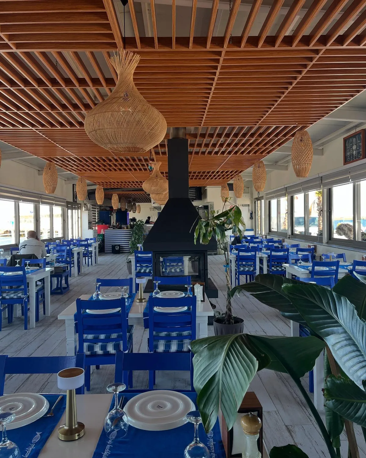 VIP Beach Restoran, Şile – yenilenen salon: ahşap ızgara tavan ve hasır aydınlatmalar (fotoğraf)