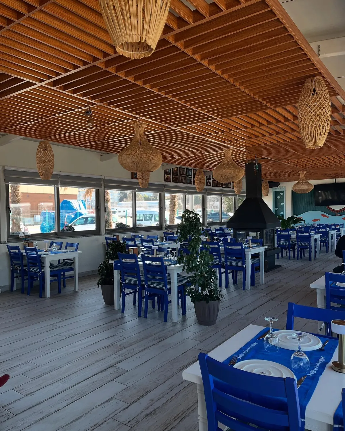 VIP Beach Restoran, Şile – salonun ortasındaki şömine ve mavi beyaz masalar (fotoğraf)