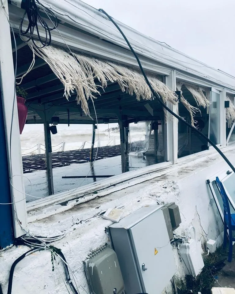 VIP Beach Restoran, Şile – fırtına sonrası: kırılan camlar ve sundurma (fotoğraf)